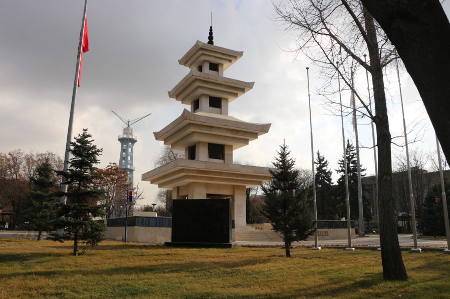 Kore'de Savaşan Türkler Anıtı