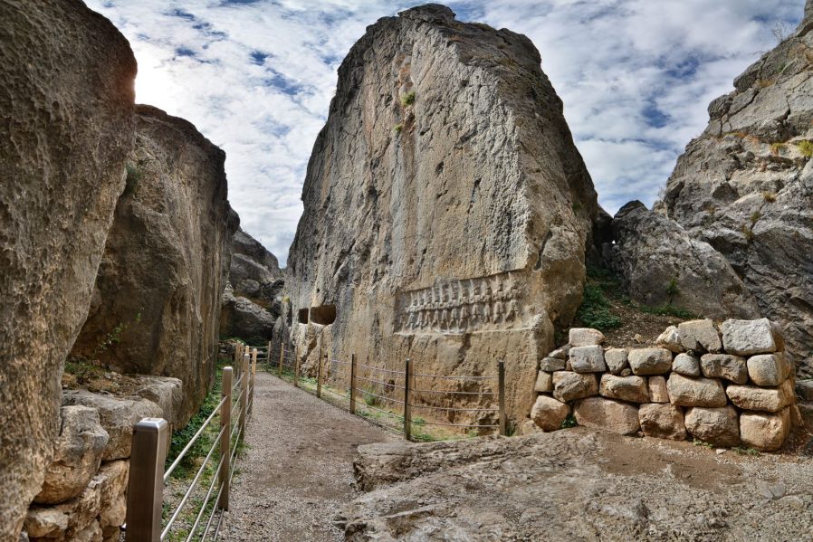 Laçin Kapılıkaya Anıtsal Kaya Mezarı 