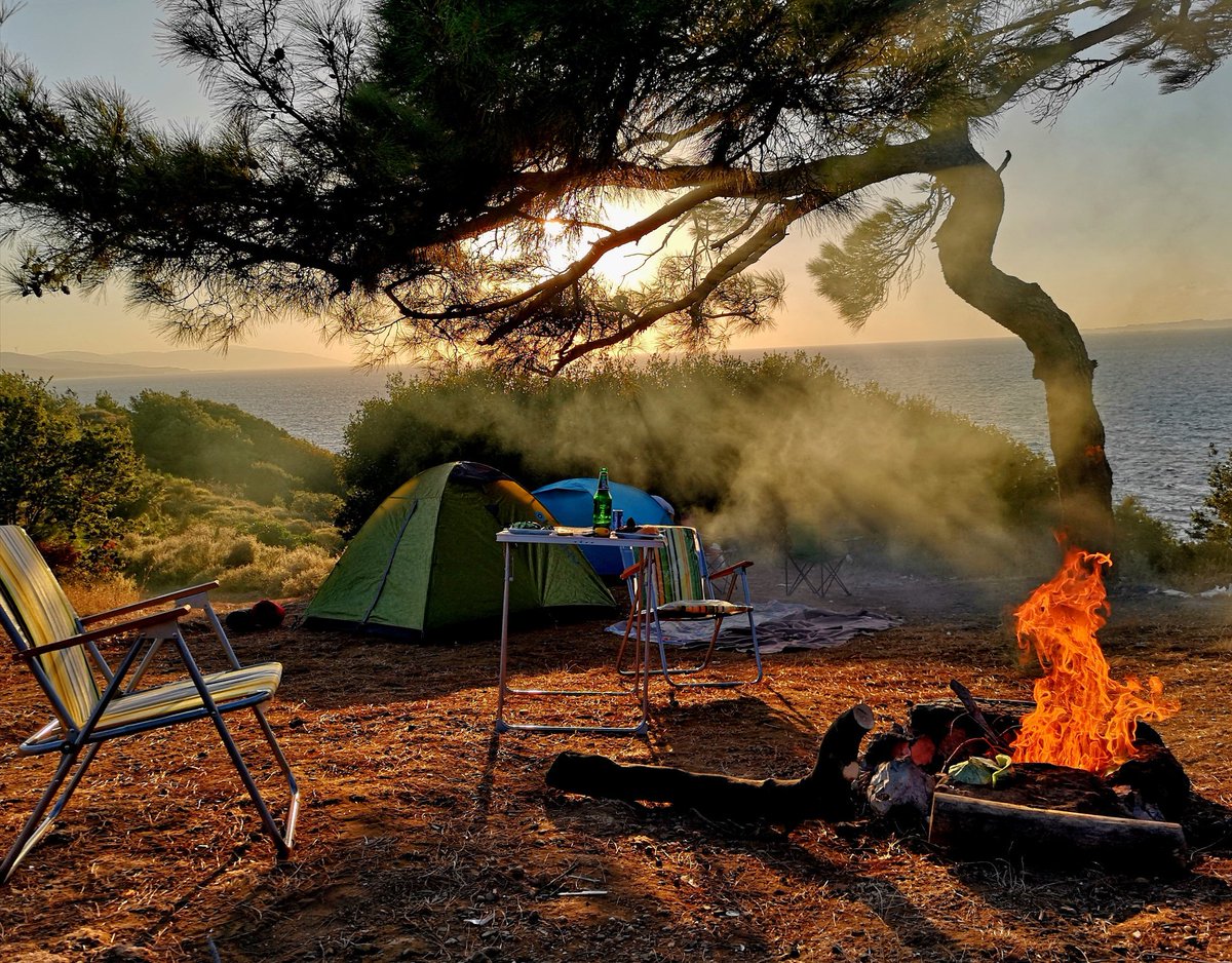 Route camping. Кемпинг. Место для кемпинга. Кемпинг палатки романтика. Кемпинг люди.