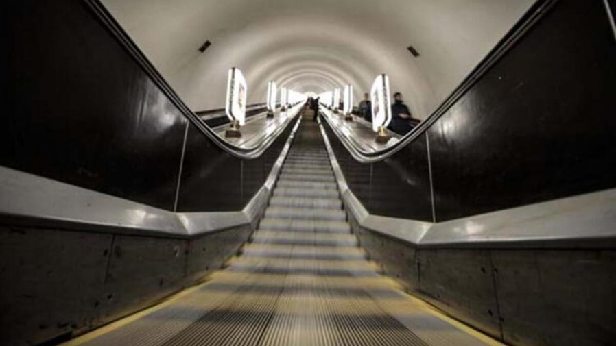 Arsenalna İstasyonu’ndan Metroya Binin