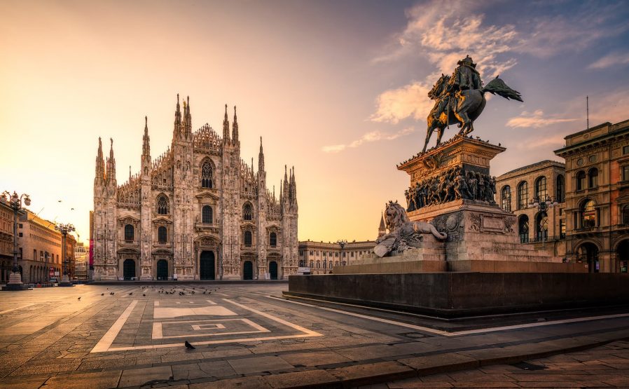 Piazza del Duomo ve Çevresindeki Tarihi Yapıları Görün
